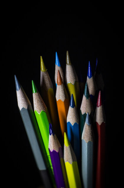 彩虹黑色的彩色铅笔写作颜色设备