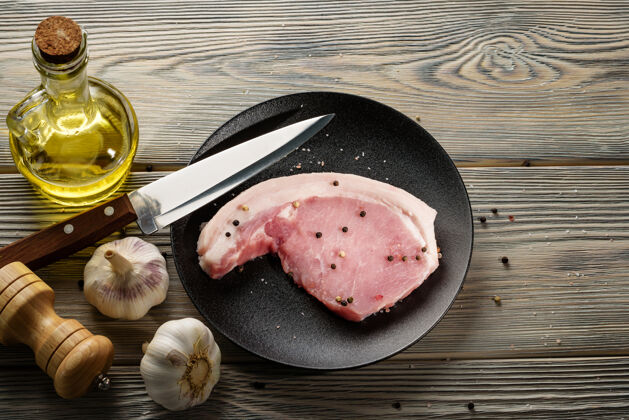 蛋白质一块生猪油放在盘子里香料烹饪吃