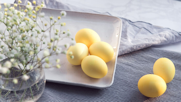 吉普赛拉复活节彩蛋是黄色的 灰色布条上装饰着团花蛋衣服花