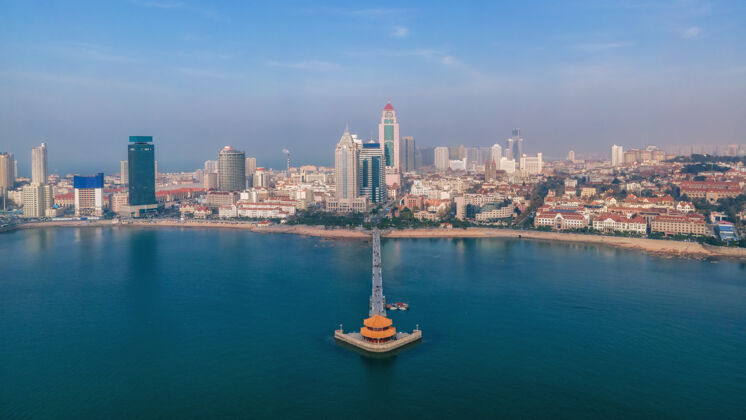 空中航拍青岛湾城市建筑景观天际线全景图倒影城市中国