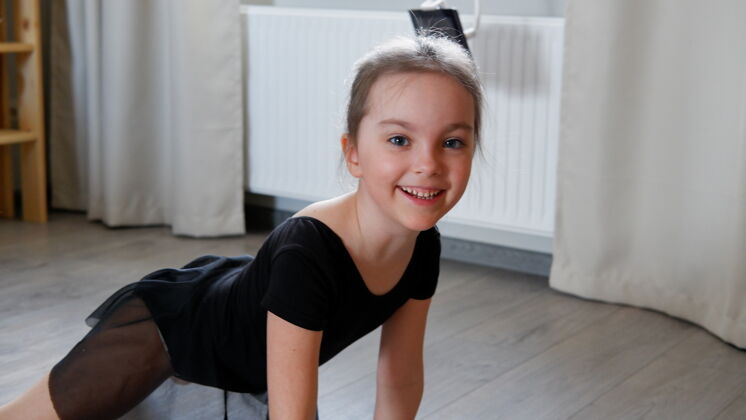 芭蕾舞演员小女孩芭蕾舞演员或体操运动员在家里练习动作活动艺术专业