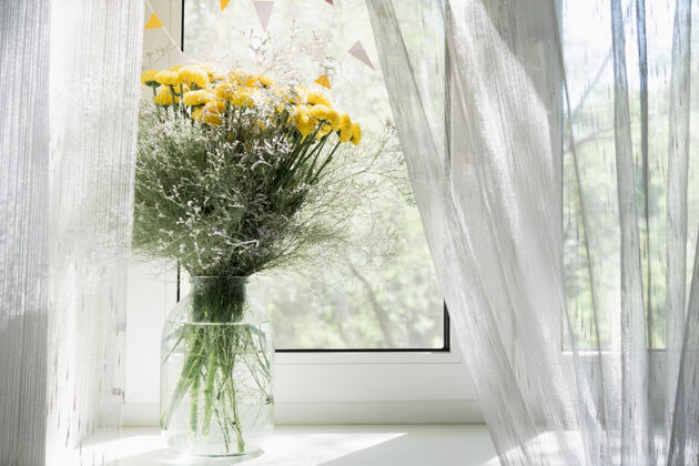 太阳窗外花瓶里的一束花概念背景 鲜花 节日嫩填充明亮