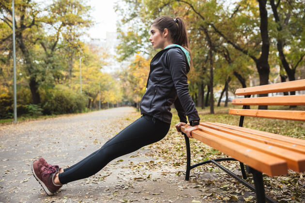 瑜伽令人惊叹的年轻漂亮的健身女士在公园户外锻炼的照片年轻白种人运动员