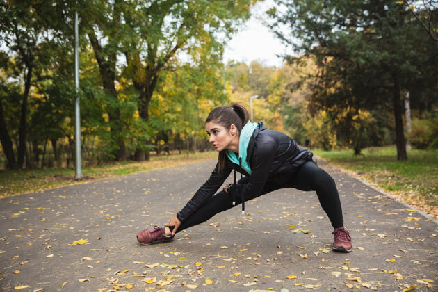 花园令人惊叹的年轻漂亮的健身女士在公园户外锻炼的照片放松运动瑜伽