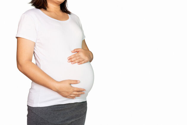 怀孕快乐的孕妇怀着宝宝在怀孕的肚子里隔离在白色的背景上年轻家庭出生
