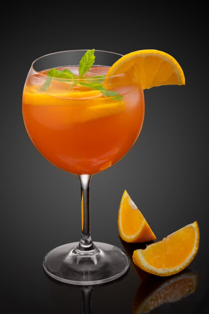 柑橘一杯橙色鸡尾酒 背景是黑色的橙色果汁切片味道