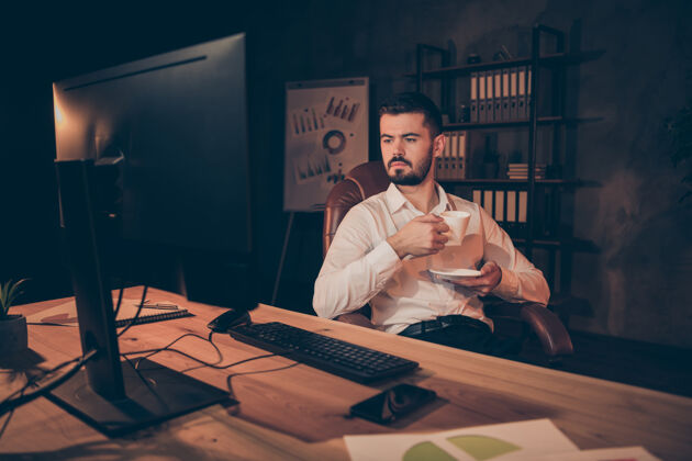 工作场所照片自信助理坐在椅子上拿着杯子看电脑咖啡严肃专业人士