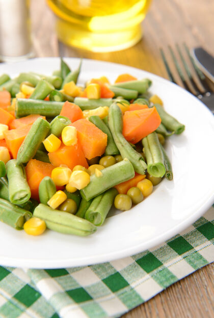 开胃菜美味的蔬菜沙拉在盘子上放在桌子上特写蒸汽法国胡萝卜