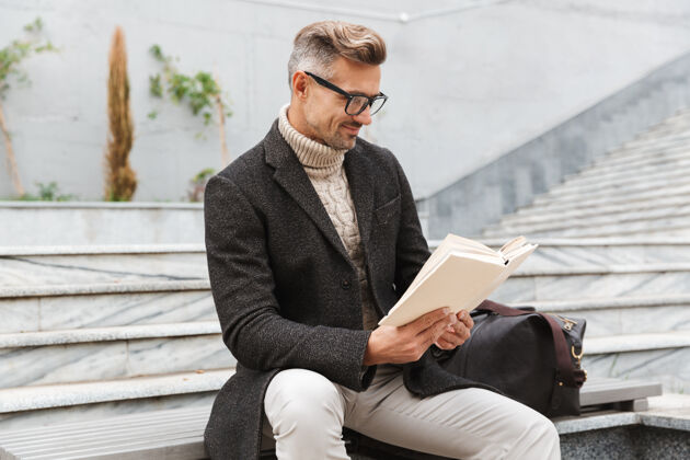 阅读帅哥穿着夹克坐在户外看书商人时尚成人