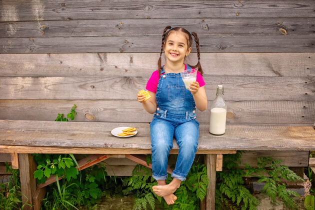 成长可爱的小女孩在乡下喝牛奶乳制品板国家