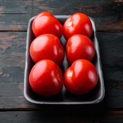 农场红色的西红柿 放在深色的木桌上自然农业生的