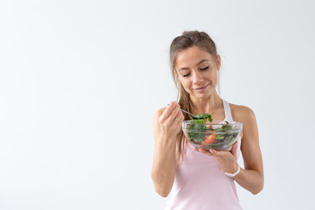 健康人 食物和饮食的概念-妇女吃健康食品的肖像白色表面复制空间沙拉欧洲饮食