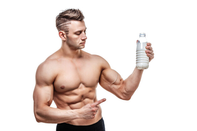 玻璃他手里拿着一瓶牛奶 一个身体健壮的男人在白墙上摆姿势手臂年轻裸体