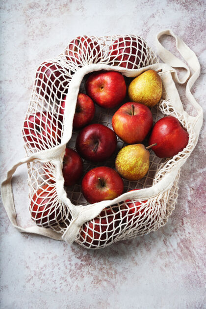 网袋苹果在网袋里发芽可持续性和有意识的消费观念顶视图平躺袋有机健康