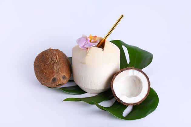 食物新鲜成熟的椰子在白色的表面美味花吃