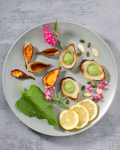 生的五彩缤纷的美食艺术组合在盘子上 配以蔬菜和蔬菜叶子.顶查看柠檬厨房健康