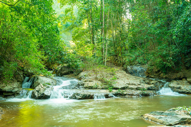 树泰国清迈美丽的美莎瀑布风景民族新鲜
