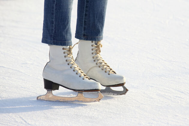 户外溜冰场上穿着溜冰鞋的女人的腿运动爱好冰