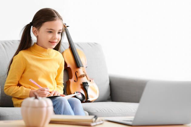 旋律在家上音乐课的小女孩检疫在线老师