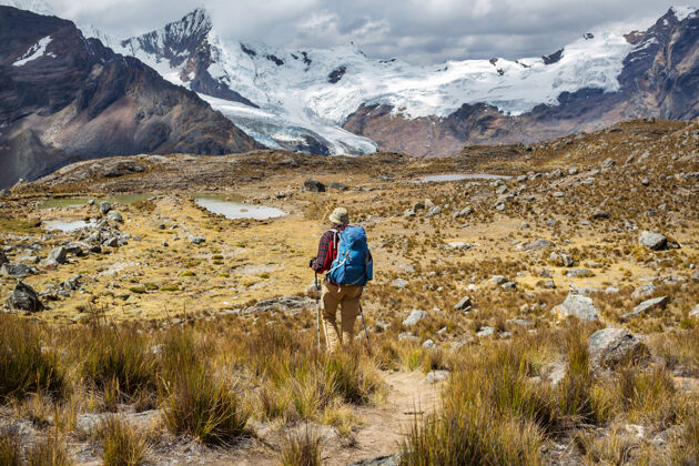户外秘鲁科迪勒拉山脉的徒步旅行场景散步野营生存