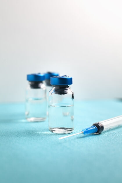 艾滋病注射用透明药物的医用真空管大规模疫苗接种的想法 冠状病毒疫苗的研制就摆在了一张蓝色的桌子上治疗药物小瓶