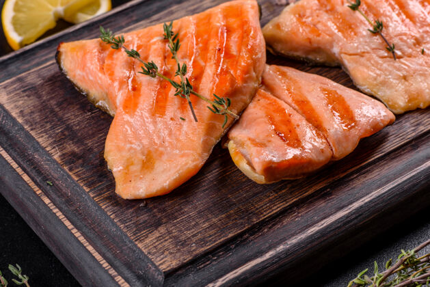 食物美味的新鲜红鱼北极焦烤在一个烤架来源欧米茄 健康食品一餐鱼烤