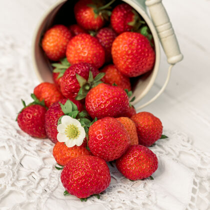 农场正方形白色木质旧背景上的草莓 编织餐巾水果成熟有机