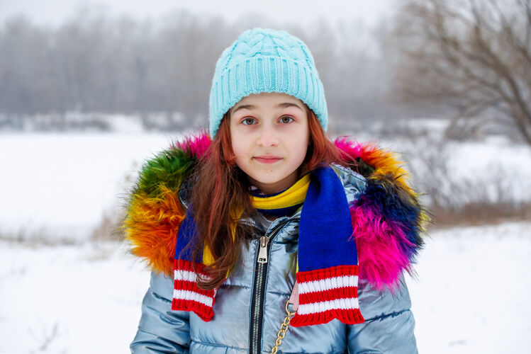 冬天温特杨穿着暖和衣服的女孩服装.青少年雪地里戴蓝帽子戴围巾的女孩天气孩子!冬天 雪 女人 自然 女孩 可爱 人 帽子 青少年 天气 寒冷 女性 年轻 围巾 温暖 美丽 肖像 季节 美丽 下雪