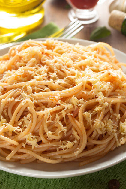意大利面木制的意大利面桌子奶酪蔬菜