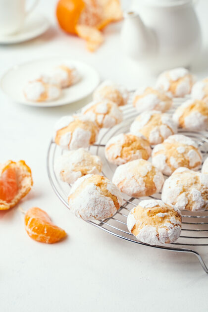 短面包家里烤的饼干放在烤架上橘子柑橘甜