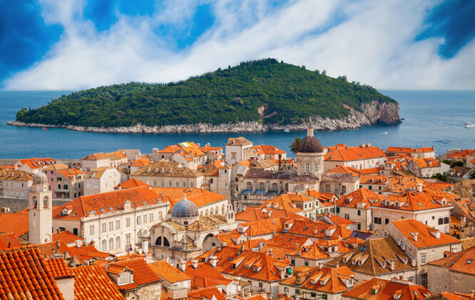 中世纪鸟瞰杜布罗夫尼克老城与洛克鲁姆岛在远处 克罗地亚海景欧洲空中