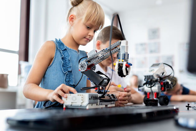 课程孩子们在教室里上机器人课机器人男孩小
