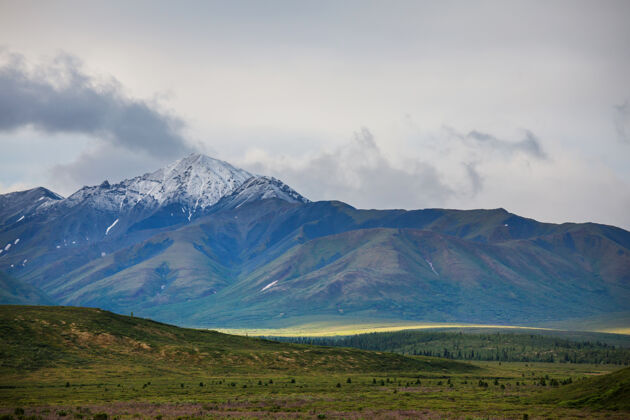 徒步旅行美国阿拉斯加风景如画的山脉夏天下雪覆盖着山丘 冰川和岩石山峰雪风景阿拉斯加