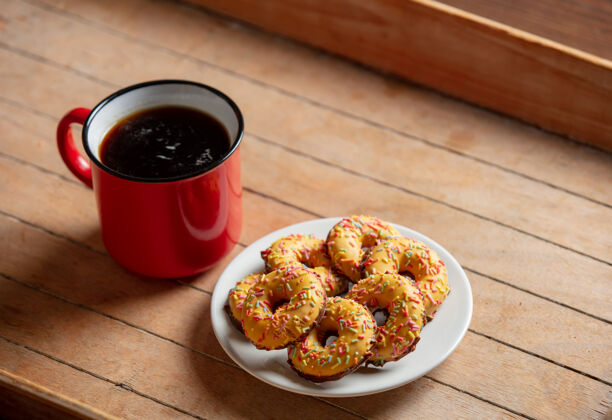 自制一杯红咖啡 一张木桌上放着饼干吃糕点美味
