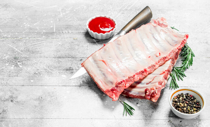 牛排五香生排骨沙司一张朴素的桌子生的屠夫猪肉