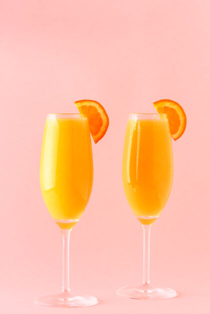 饮料明亮背景上的黄色鸡尾酒 选择性聚焦健康菠萝冷樱桃