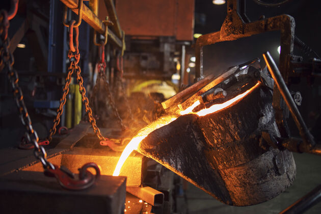 车间铸造桶将热熔金属倒入铸模中 用于冶金和钢铁生产铁熔化材料
