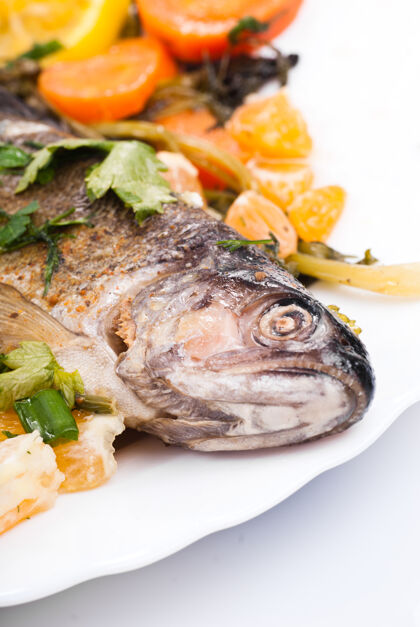 迷迭香蔬菜和香草烤鳟鱼鳟鱼盘子香草