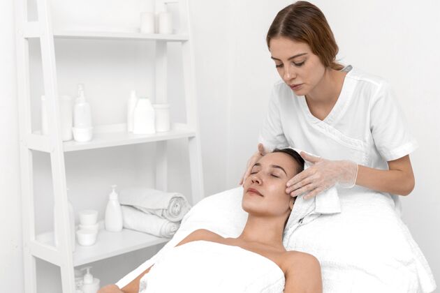 美容院美容师为女性客户做美容常规女人美容治疗女人