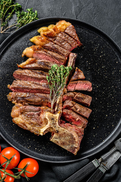调味品扒牛排板子熟的牛肉肉白色木制的背景.top查看牛肉伙食肉