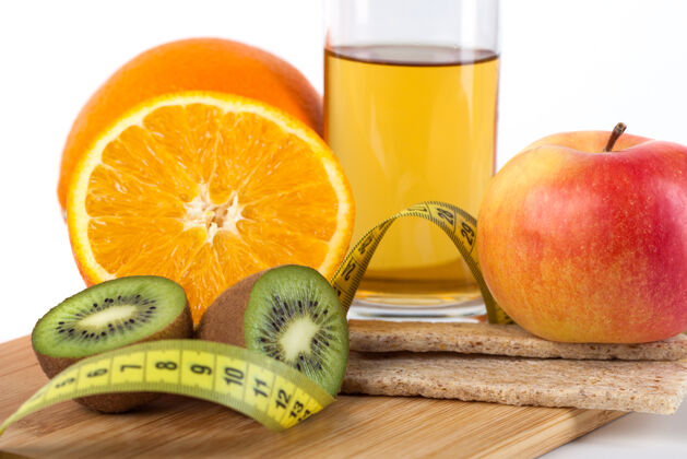 美丽水果 鸡蛋 橙子 苹果汁放在木板上用白色隔离测量新鲜体重健身