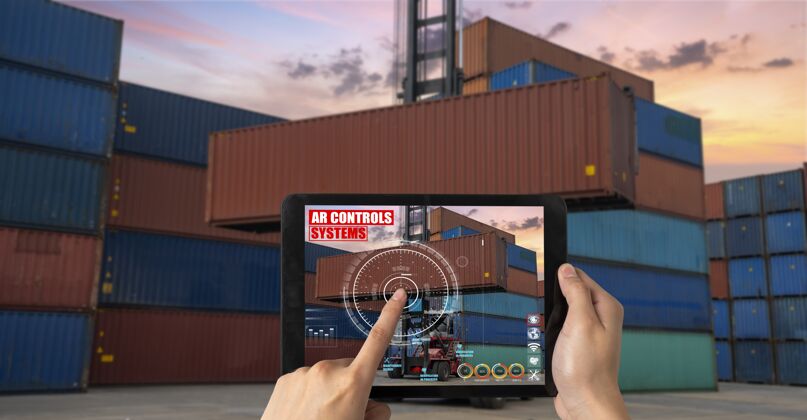 集装箱工程师在货柜场使用增强现实软件增强虚拟制造