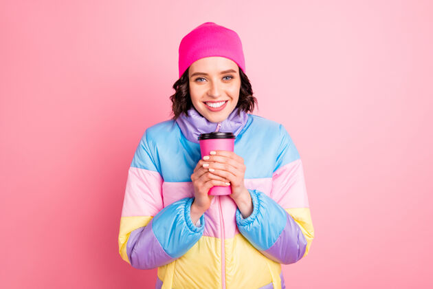 积极特写照片美丽的女士牵手热饮料外卖穿暖色外套孤立的粉红色背景Swoosh马克杯乐趣