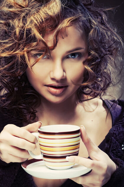 手喝咖啡的年轻漂亮女人杯子美味女人