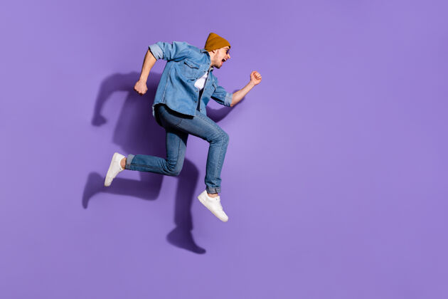 跳跃全身尺寸的照片尖叫快速快速运行的男子在渴望折扣商品跳起来在生动的紫色背景孤立折扣年轻酷
