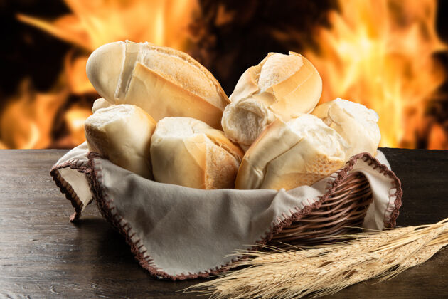 面包房篮子里的法式面包有模糊的火焰背景烘焙有机产品