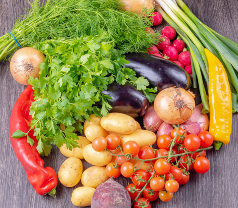 饮食新鲜五颜六色的有机蔬菜在一张质朴的木桌背景下 农耕和健康食品的概念蔬菜食物生态