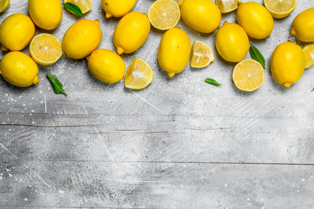 食物新鲜成熟的柠檬放在乡村的桌子上许多顶部视图视图