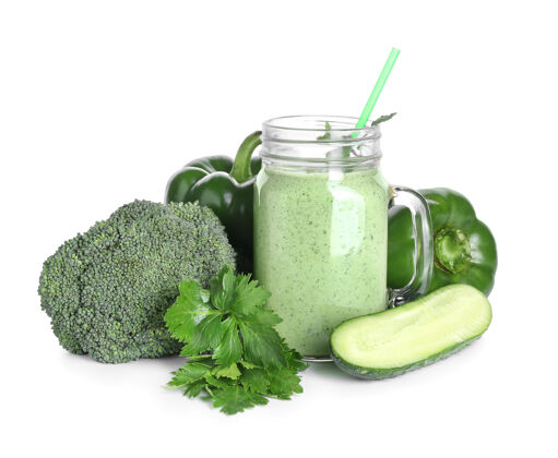 西兰花梅森健康冰沙与蔬菜在白色表面罐果汁水果抗氧化剂