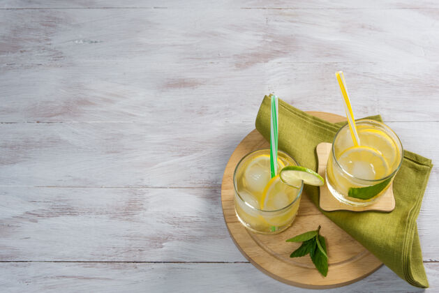 水果自制柠檬水加柠檬和橙子制成的薄荷 用玻璃杯装的柑橘饮料饮料柑橘饮料